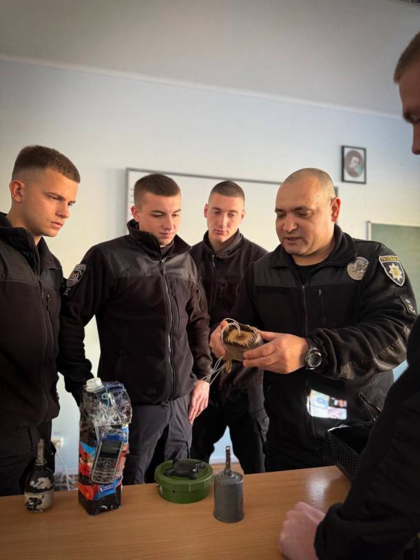 9-11 квітня на всіх локаціях Національної академії внутрішніх справ проведено додаткові заняття з постійним і перемінним складом, який залучають до несення служби, зокрема в добових нарядах Фото 3