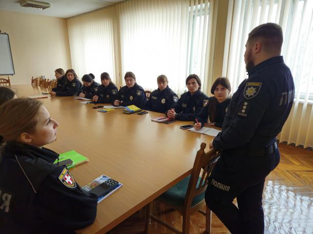 Заняття щодо особливостей взаємодії поліцейських СОБ з поліцейськими ювенальної превенції Фото 3