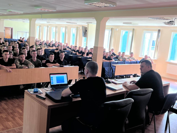 Викладачі КЦСПП навчають курсантів 1-го курсу в межах табірного збору. Фото 1